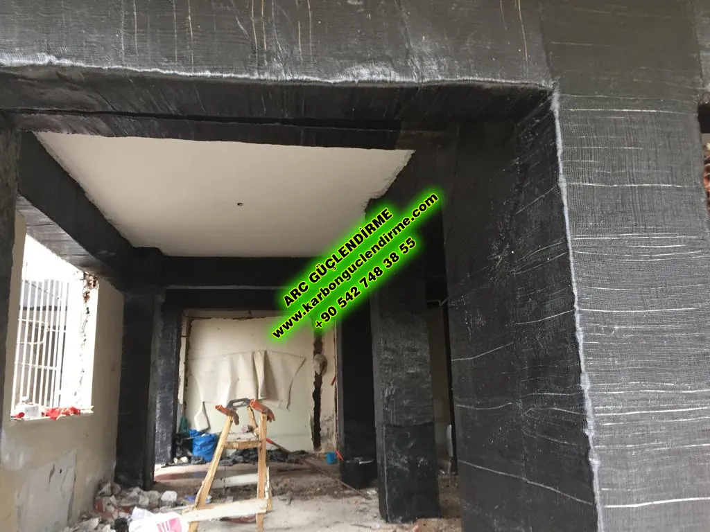 Karbon fiber bina güçlendirme maliyetleri ve yerel yasal düzenlemeler arasındaki ilişki nedir?